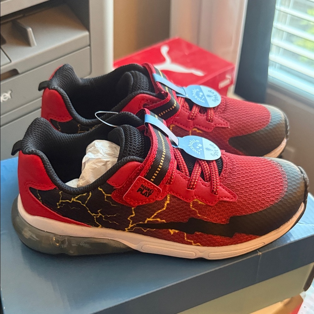 NIB Stride Rite Red and Black Kids Light up Sneakers for boys size 2.5w